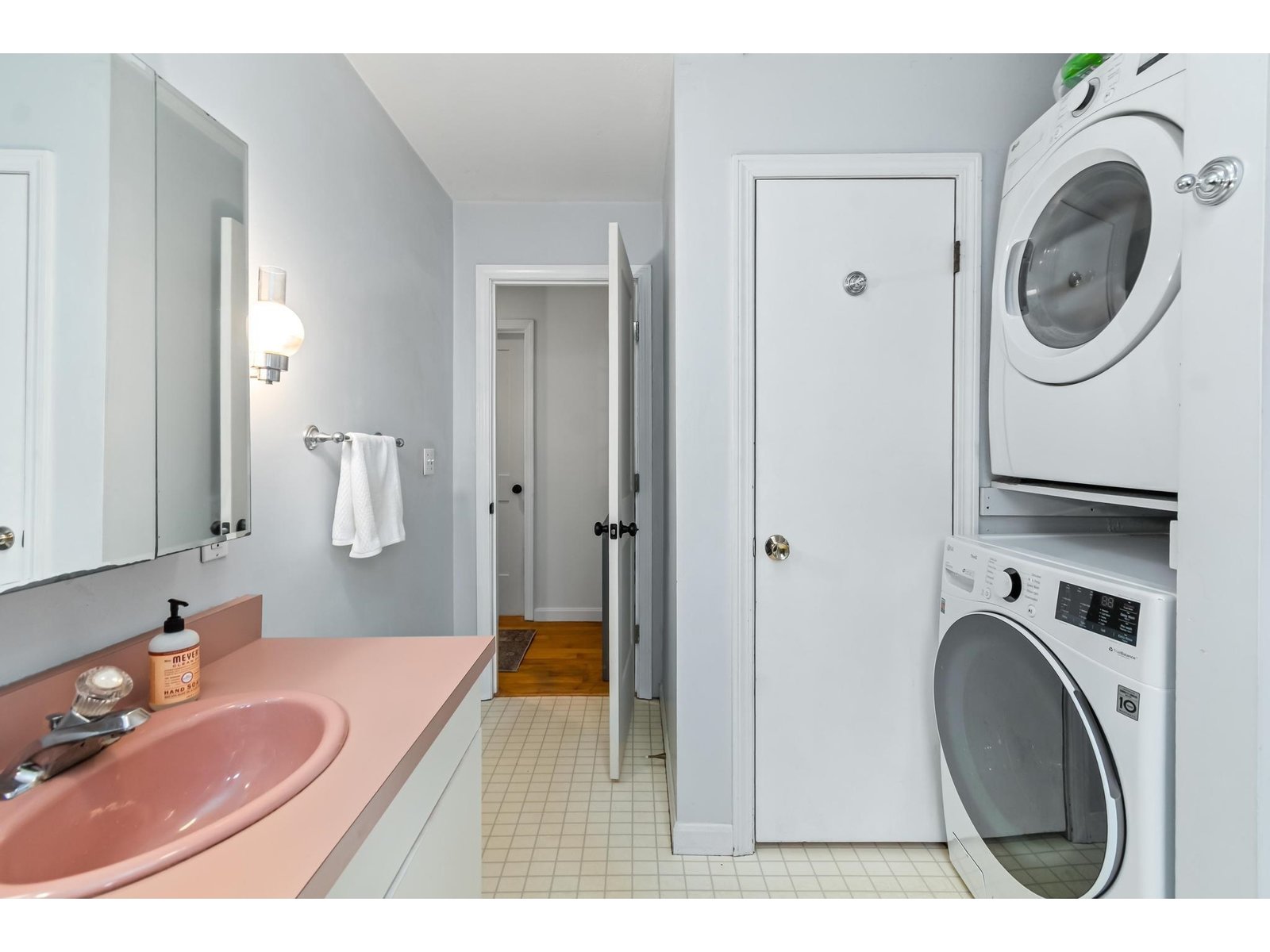 1st Floor- Full Bathroom w/ Laundry