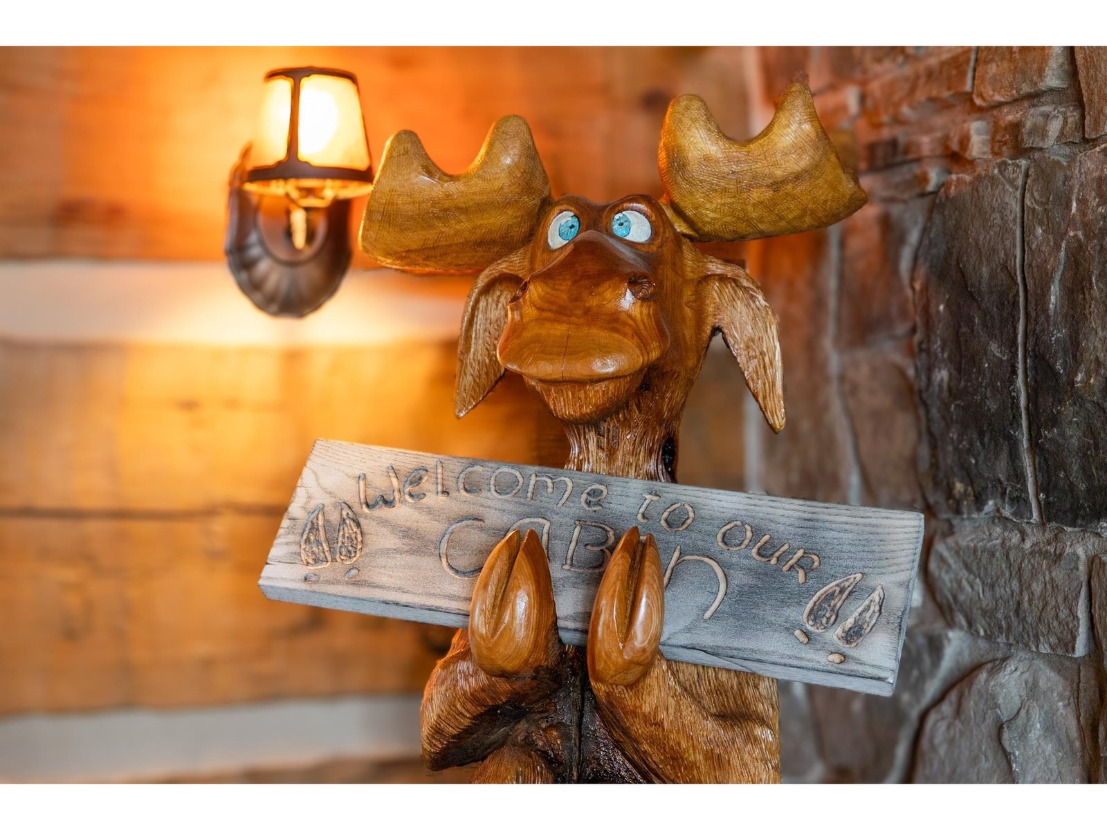Welcoming wooden moose