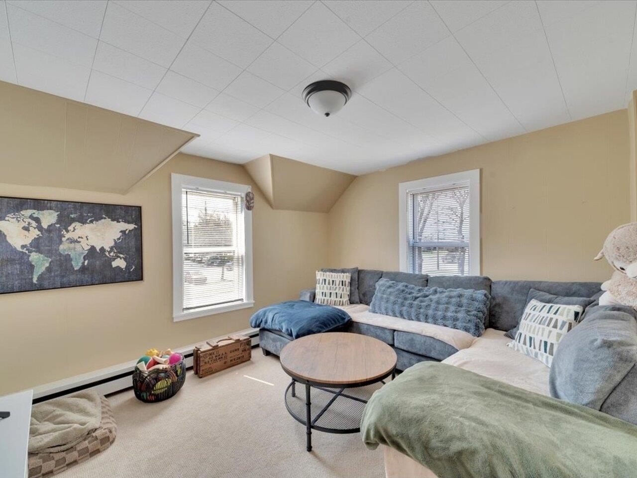 Sunny & spacious!