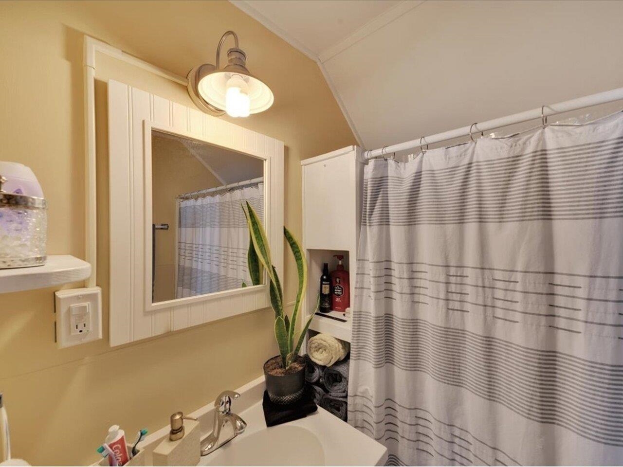 Full bathroom - unit #66