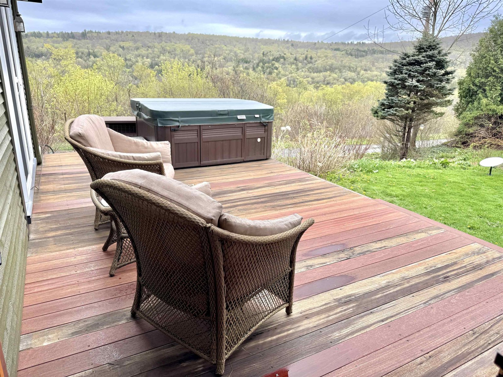 Mahagony deck and hot tub
