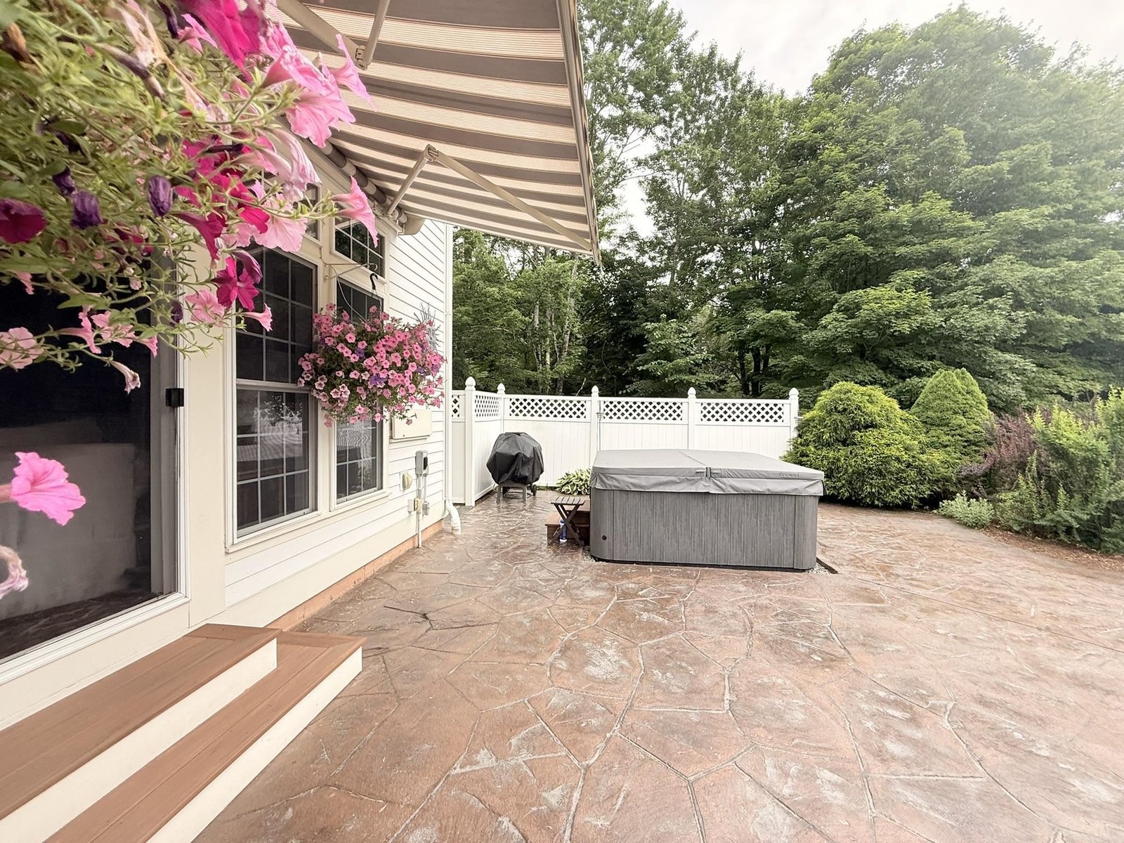 Hot Tub & Grill