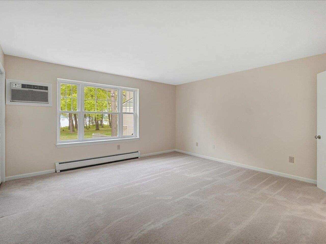 Primary bedroom en suite