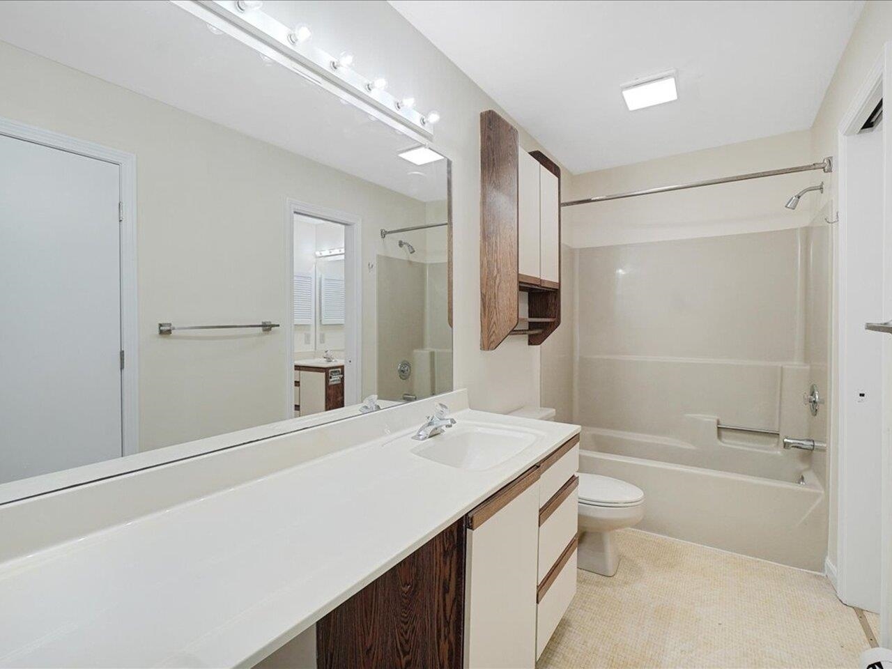 Primary BR full bathroom