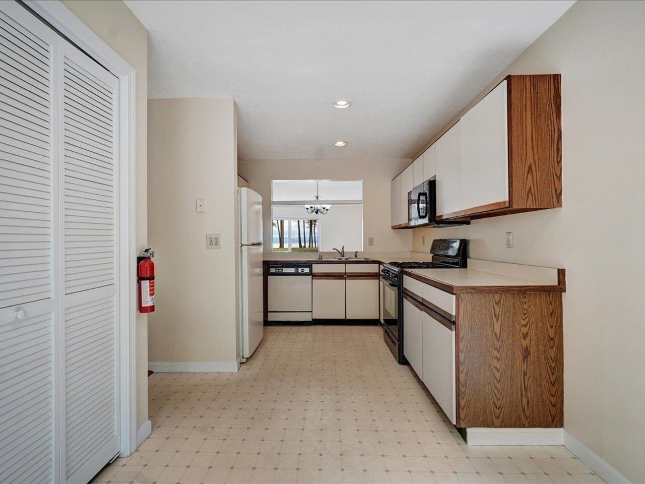 A nice roomy kitchen!