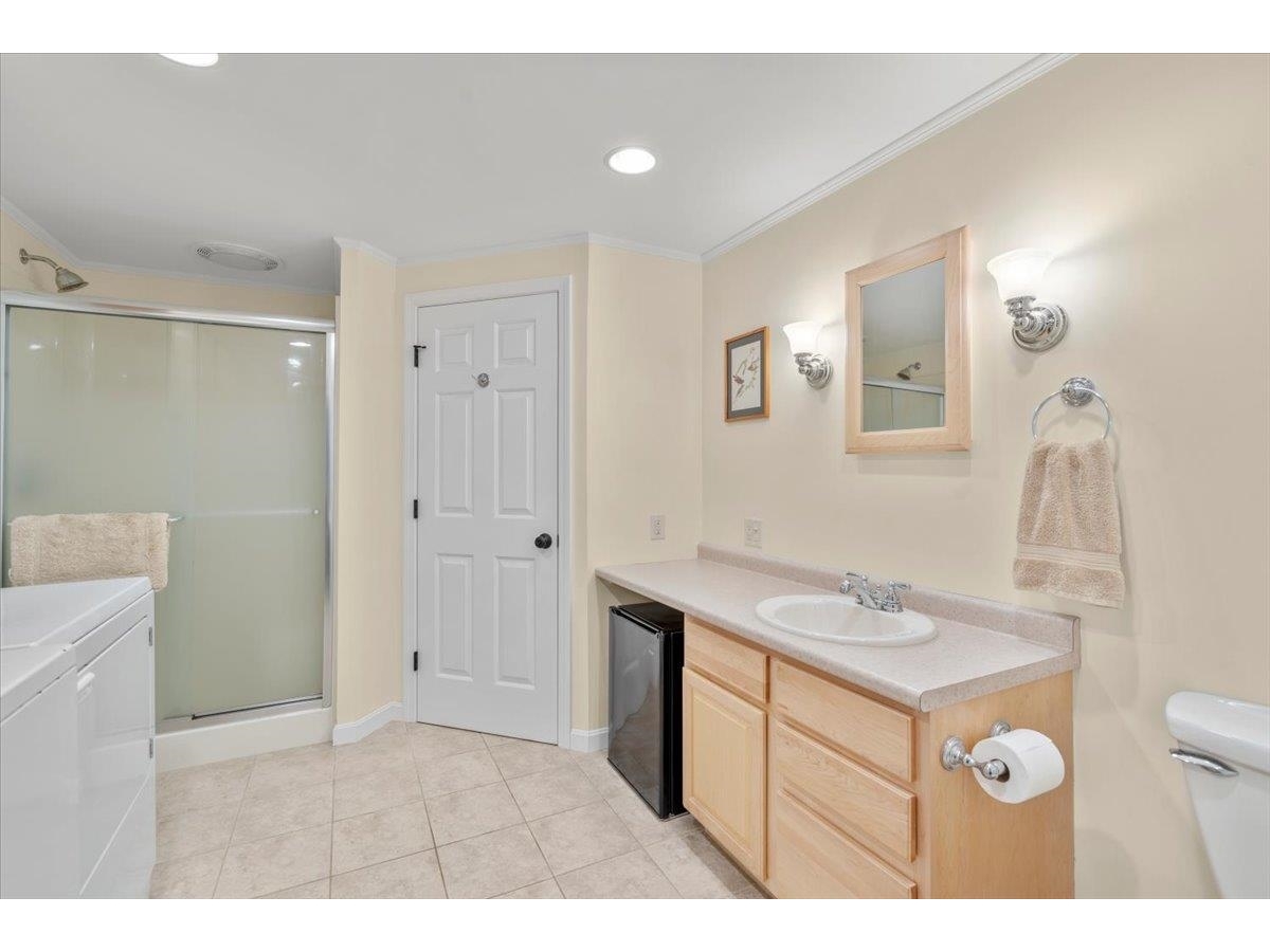 2nd floor full bathroom