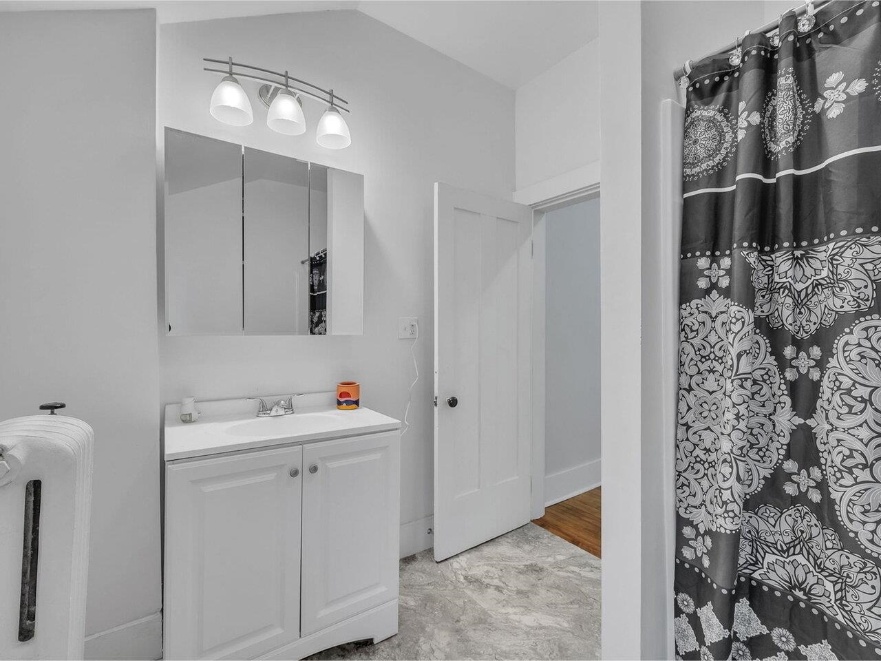 Apartment Full Bath