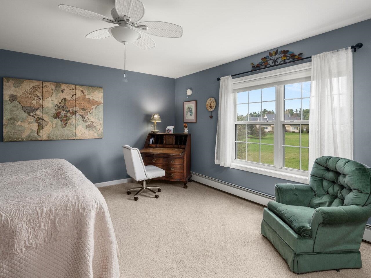 Nice Sitting/Desk Area