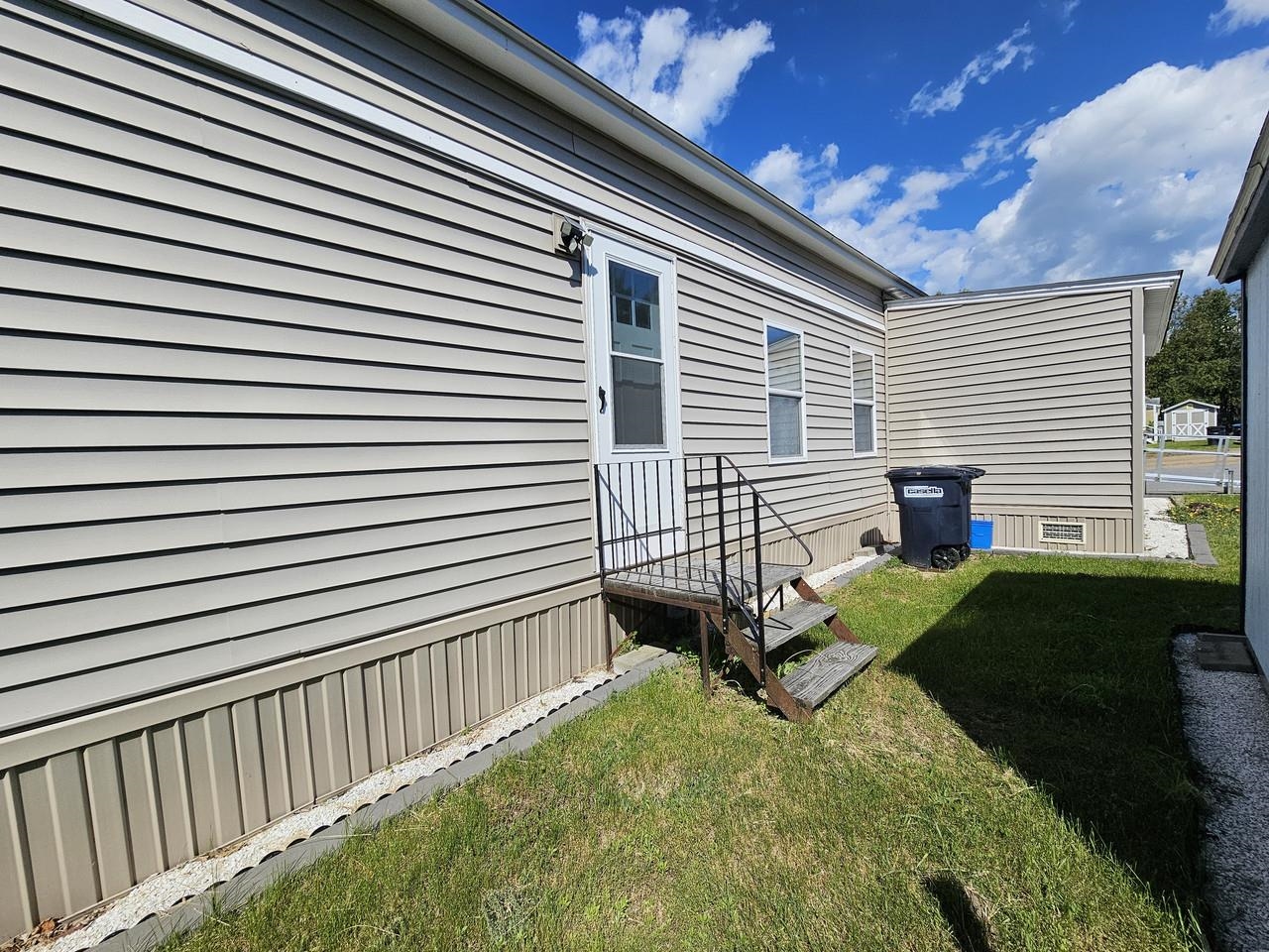 Vinyl siding, newer roof
