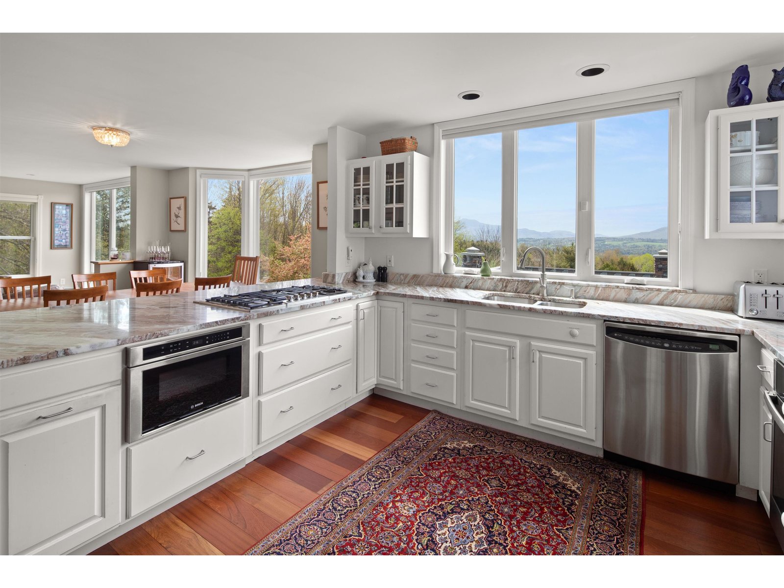Modern kitchen, great floor plan for the chef