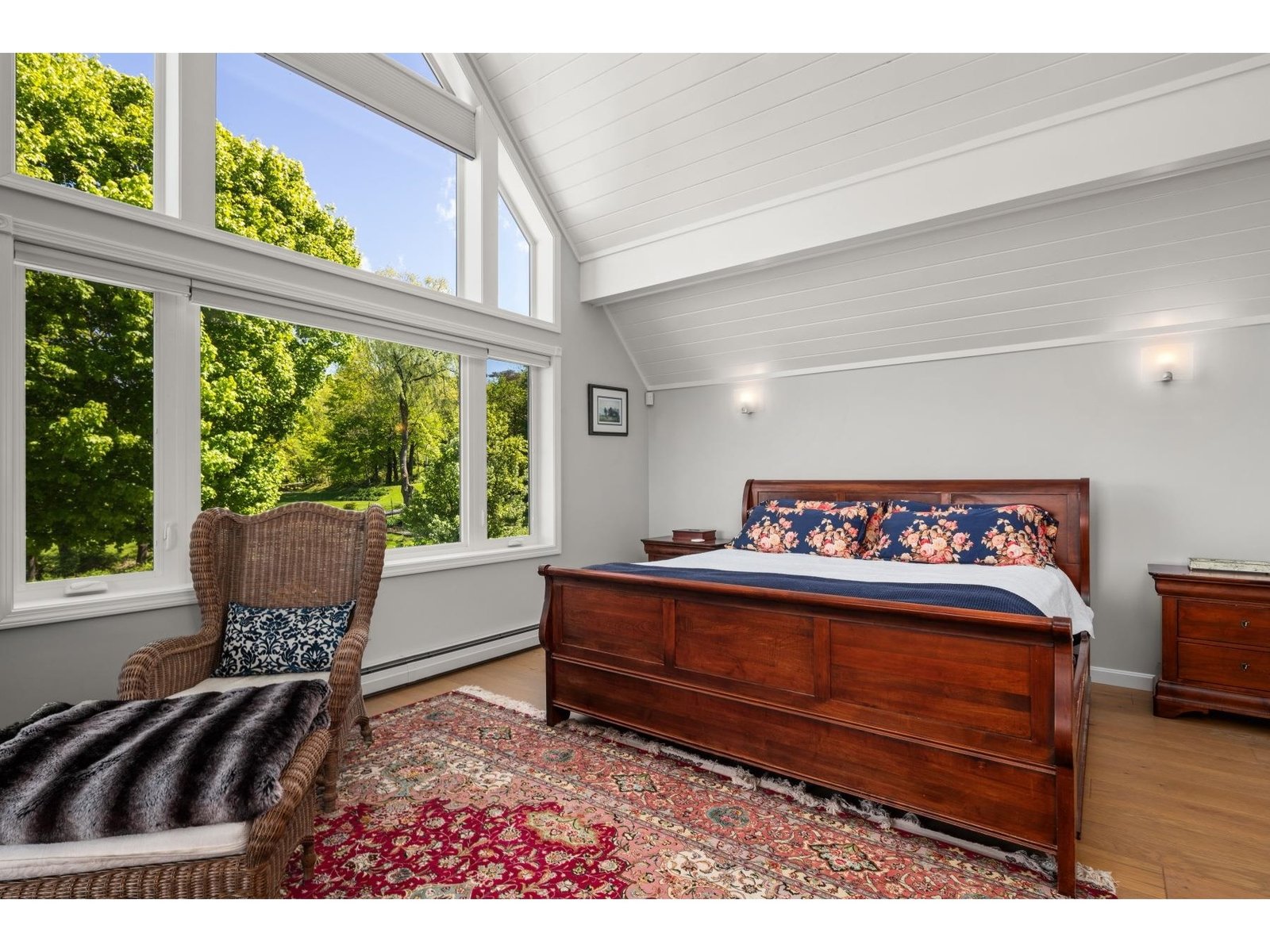 Vaulted ceiling, accent lights for ambiance