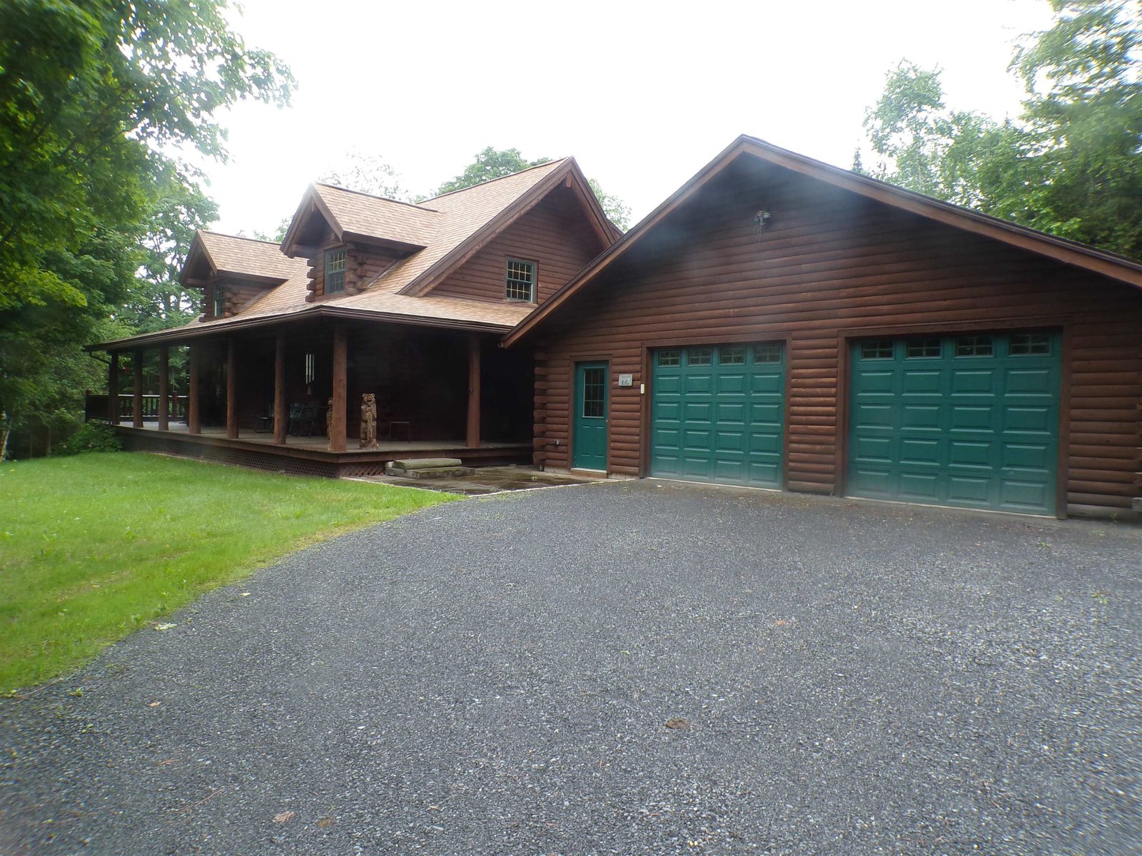 Log home w/attached 2 car garage