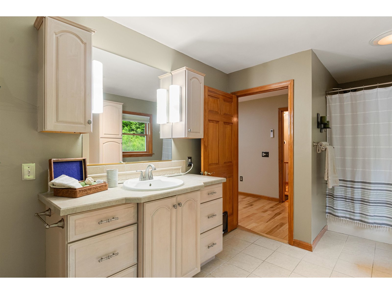 2nd Floor: Primary Suite Full Bathroom