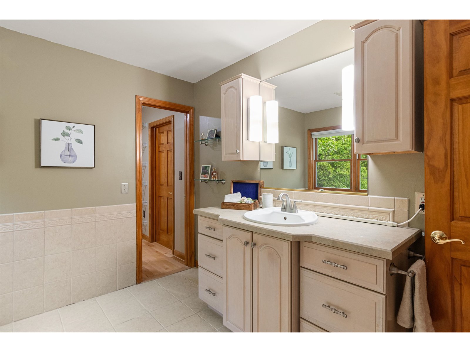 2nd Floor: Primary Suite Full Bathroom