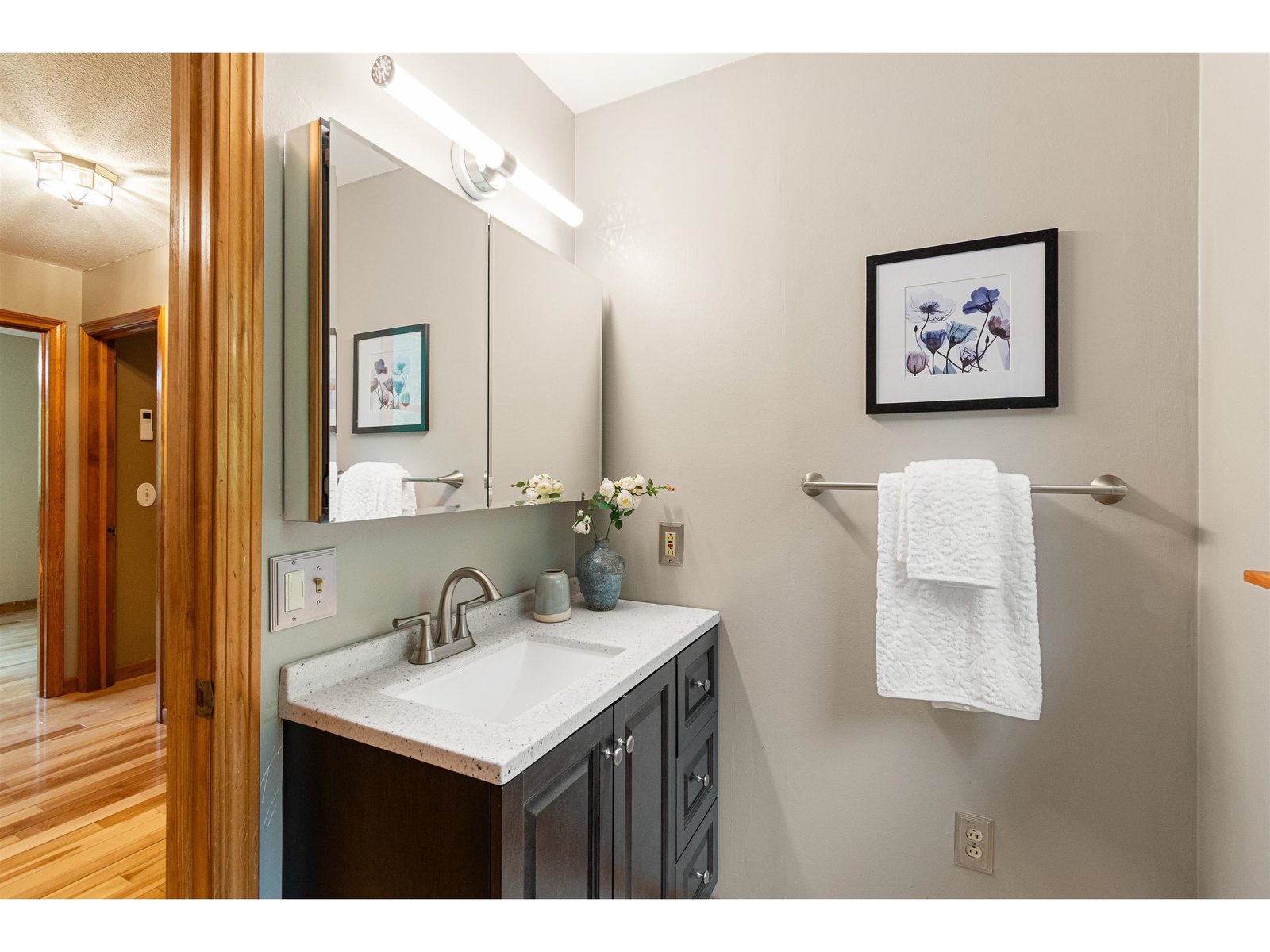 2nd Floor: Full Bathroom
