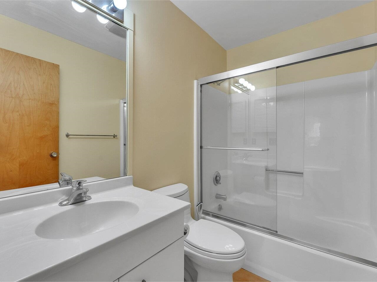 Upstairs Full Bathroom