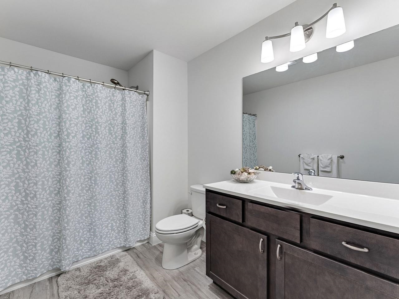 2nd floor full bathroom