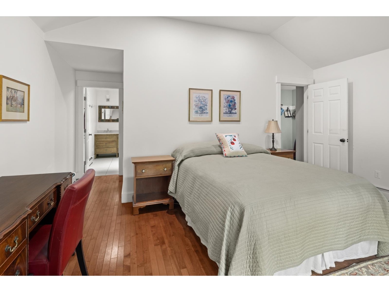 En-suite primary on main
