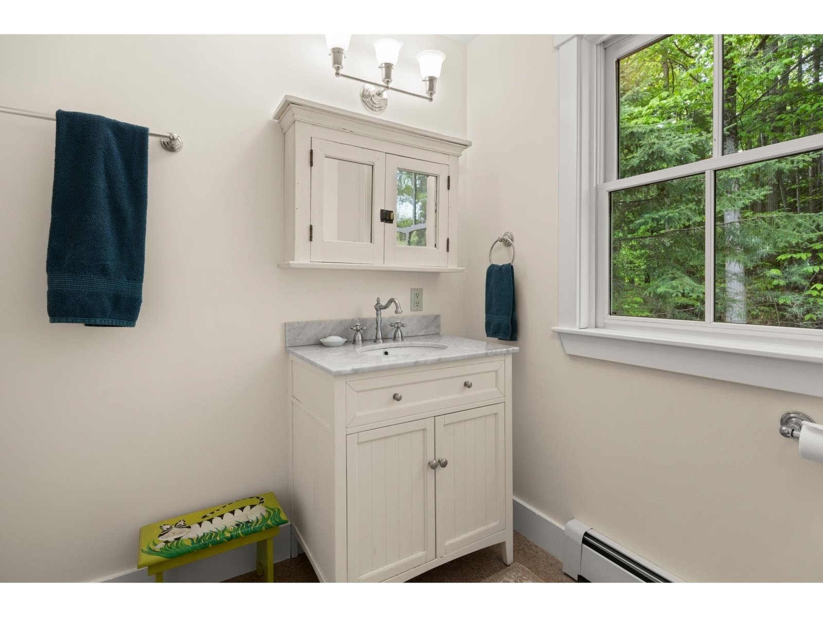 Upper level full bath