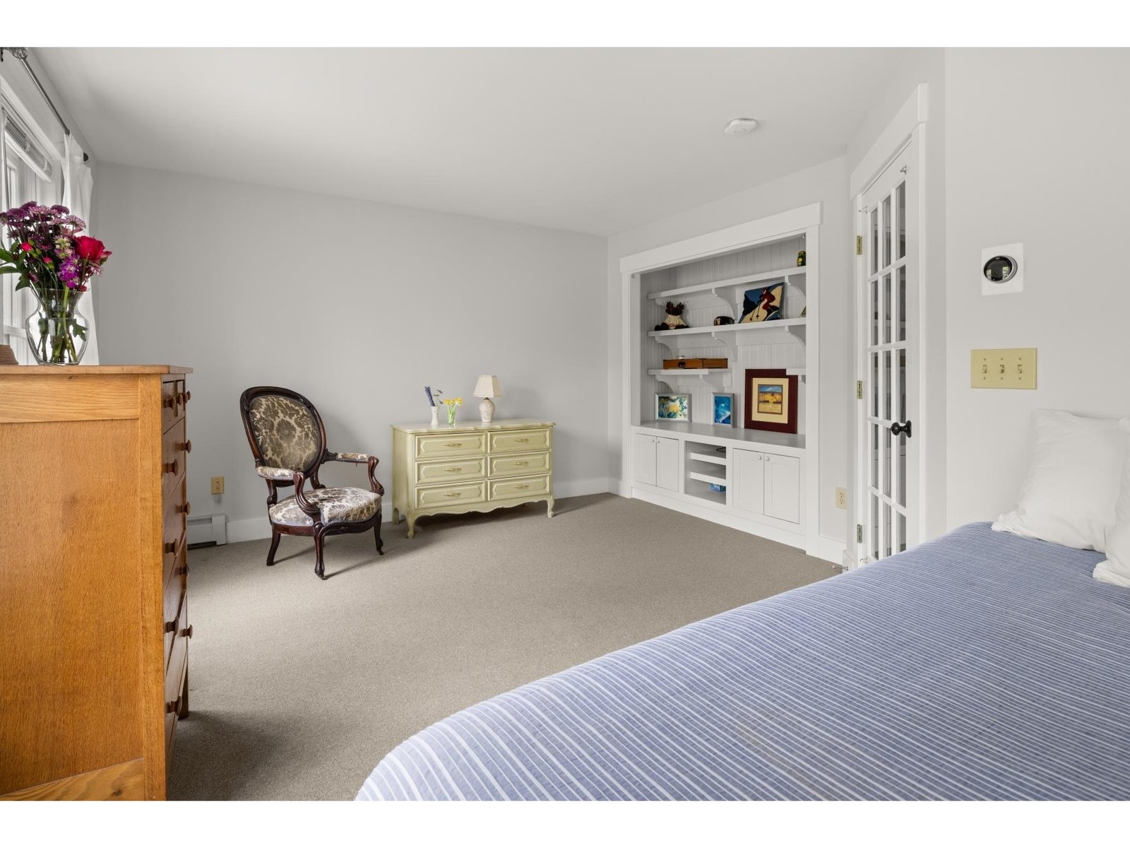 Guest room built-in shelving