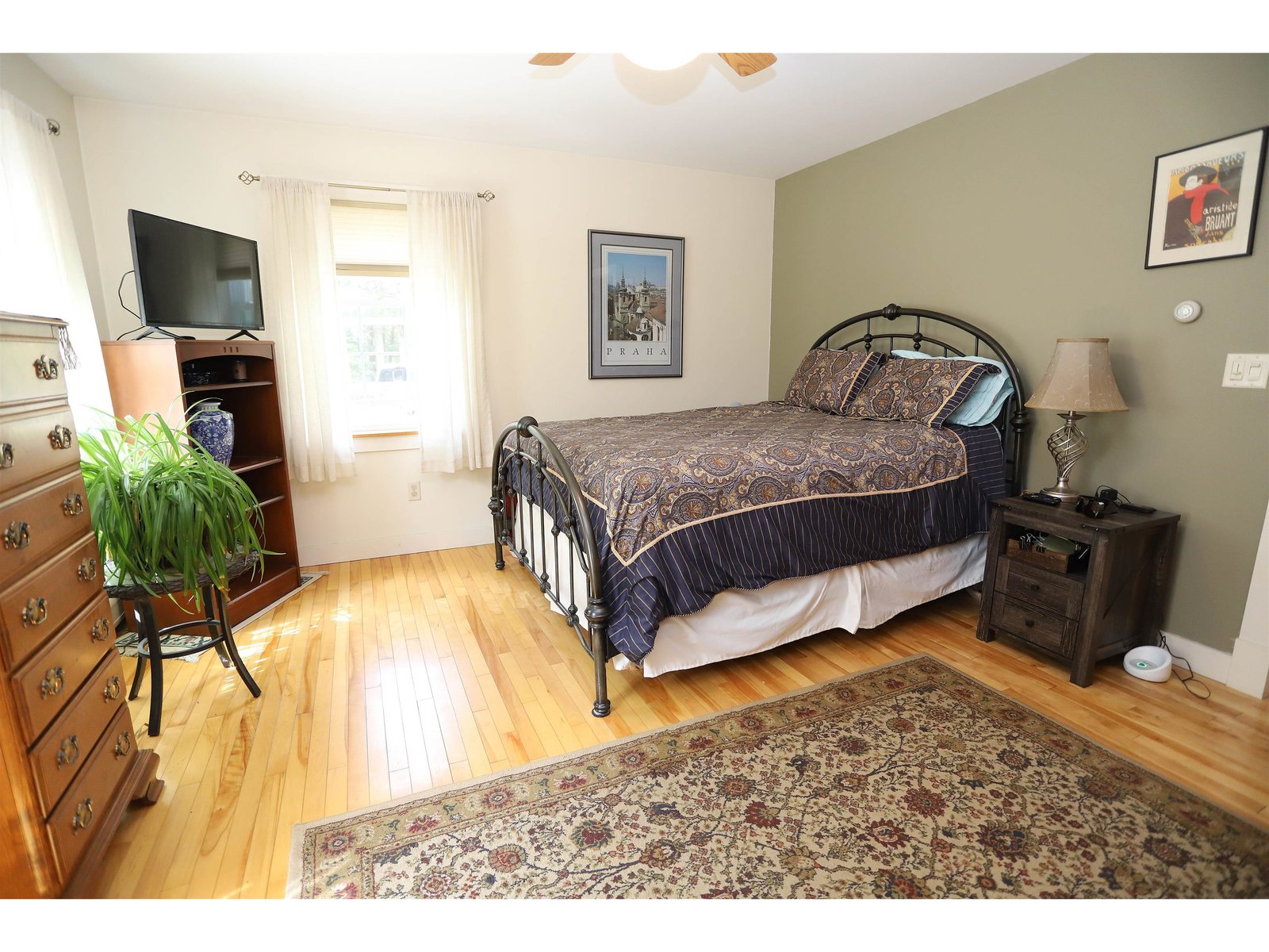 Primary Bedroom (1st Floor)