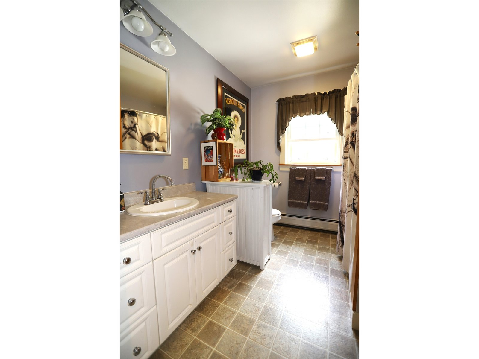 Full Bathroom (1st Floor)