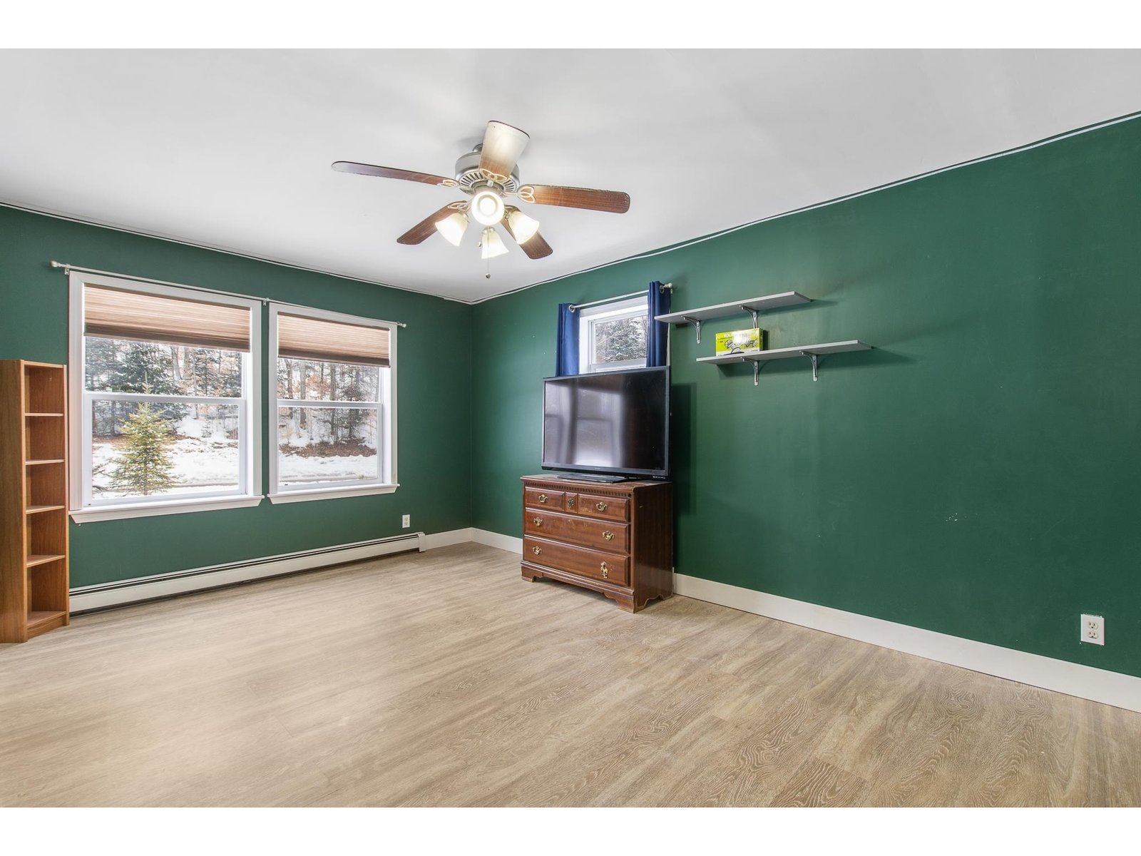 First floor bedroom with en suite and walk in closet