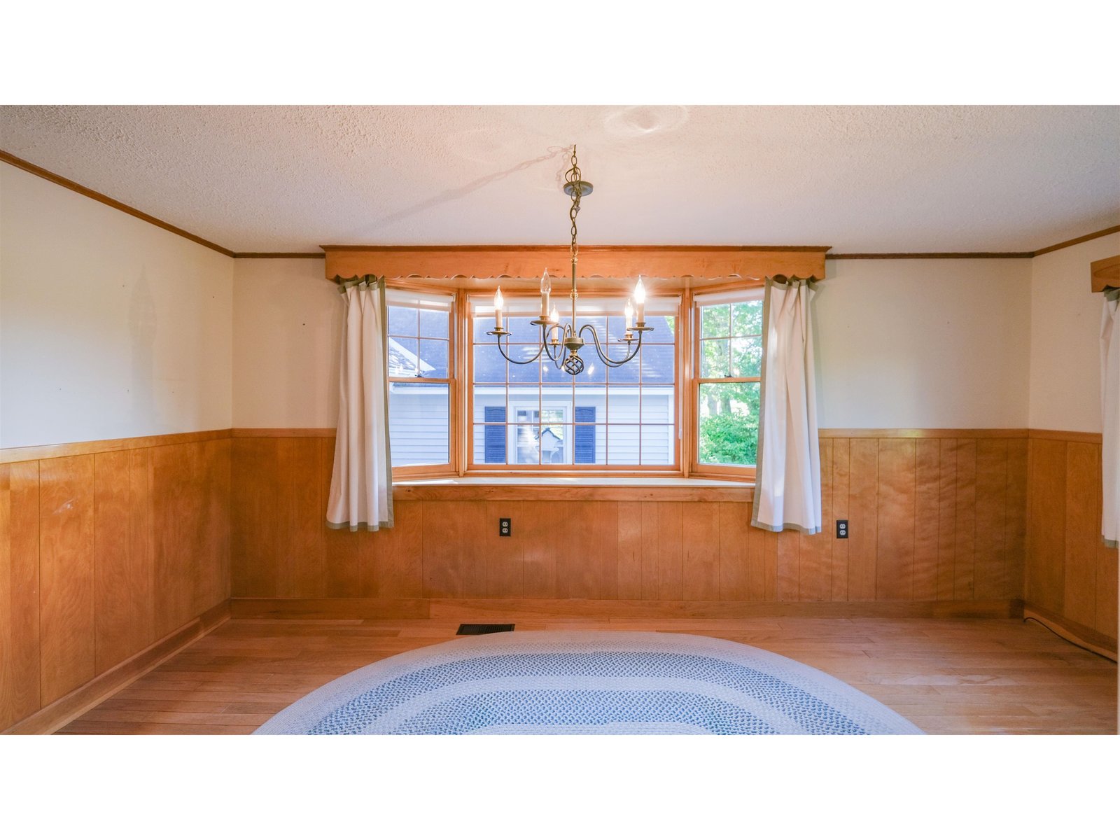 Dining area w/ bay window