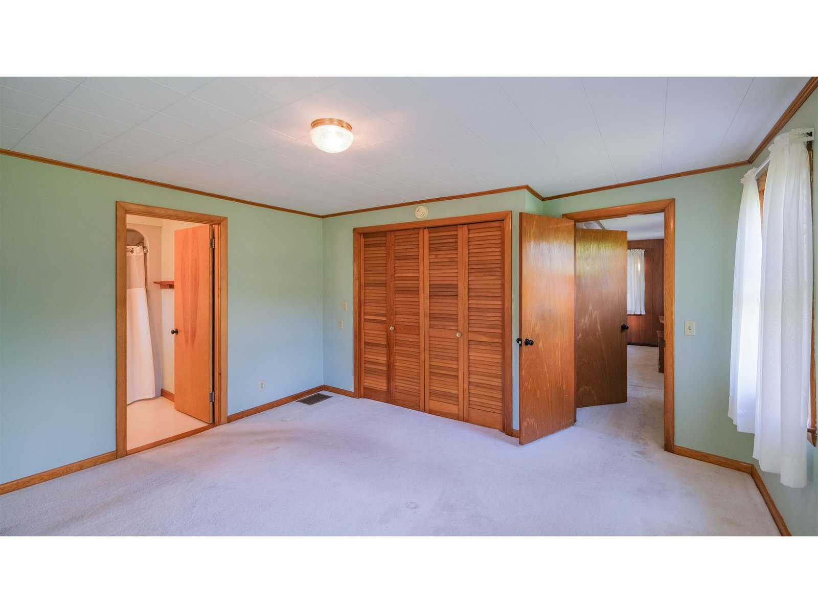 Primary bedroom en suite