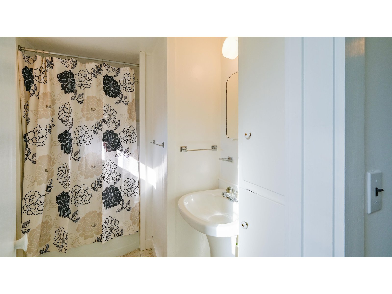 Cottage full bath (small tub)