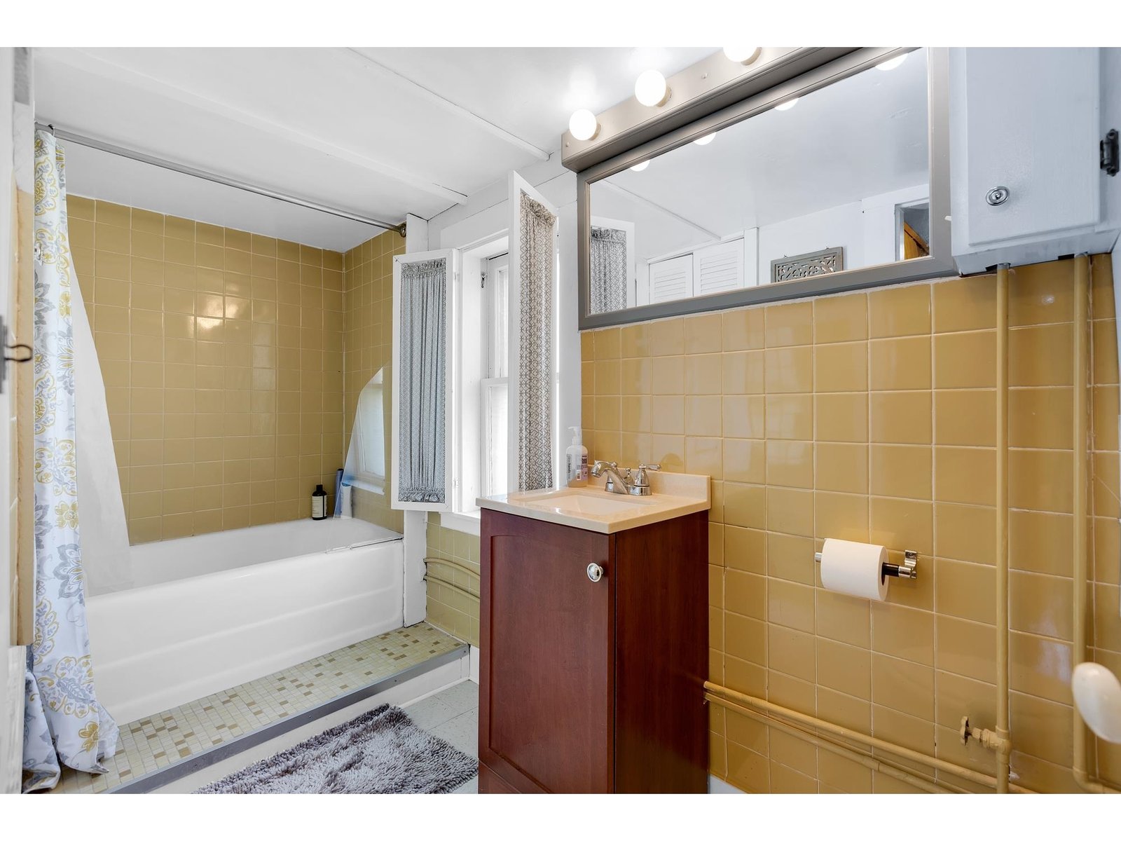Main Floor Full Bath