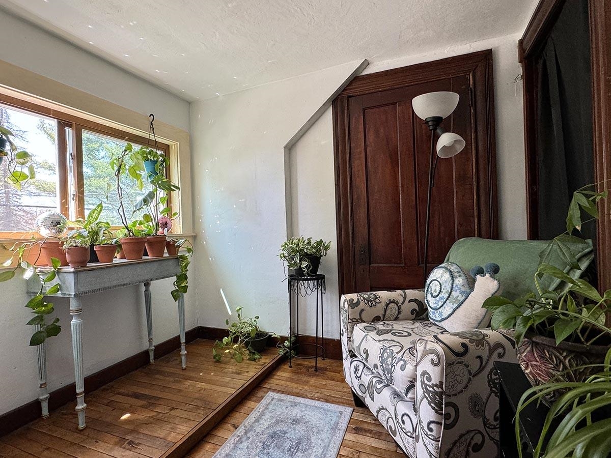 Front Enclosed Porch/Entryway