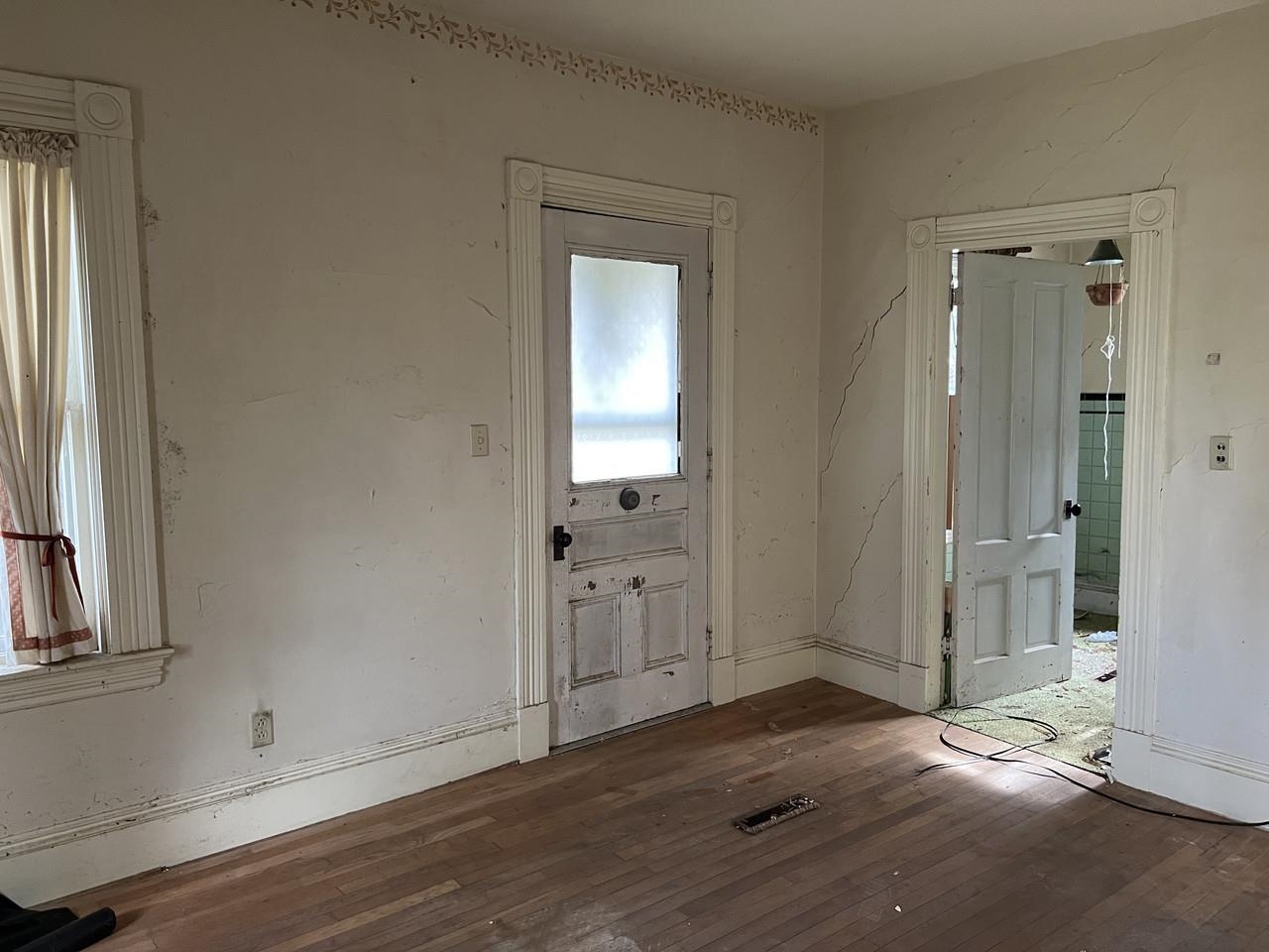 LR Front Entry to Bathroom