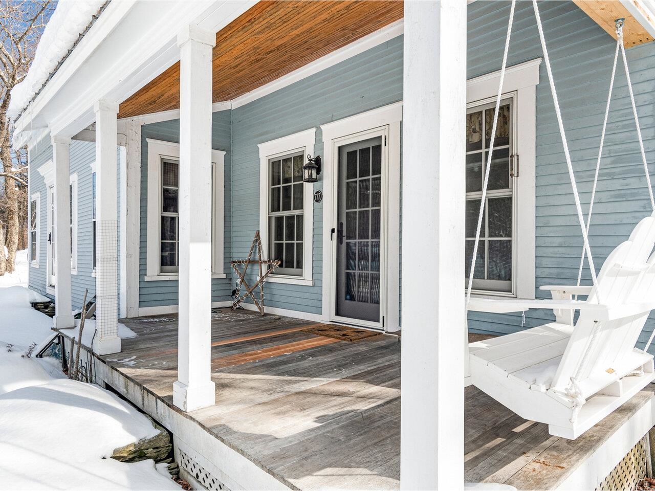 Covered porch w/swing
