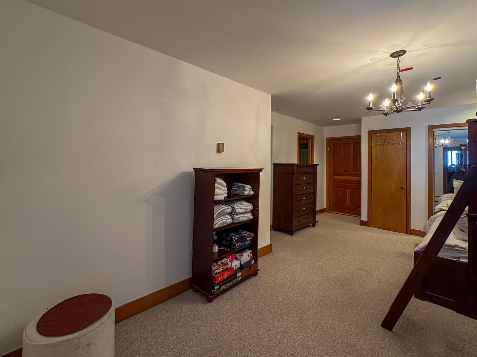 Large en suite guest bedroom