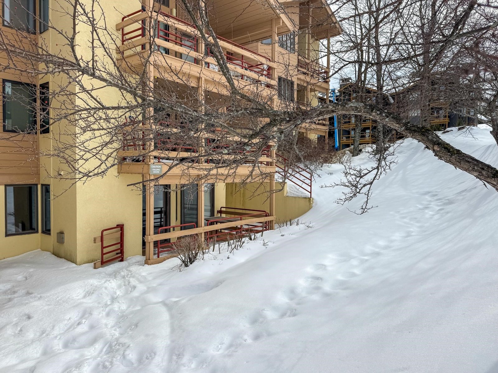 Ground level ski in ski out