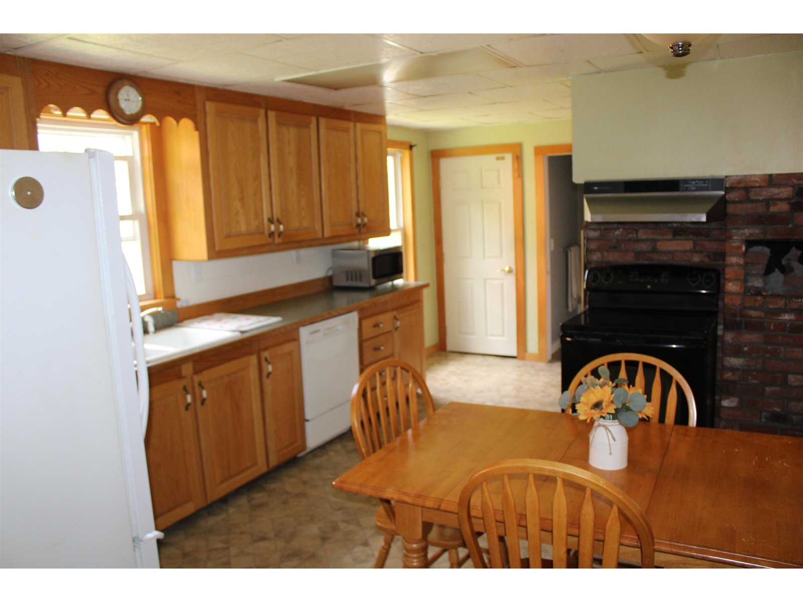Kit w/dining area