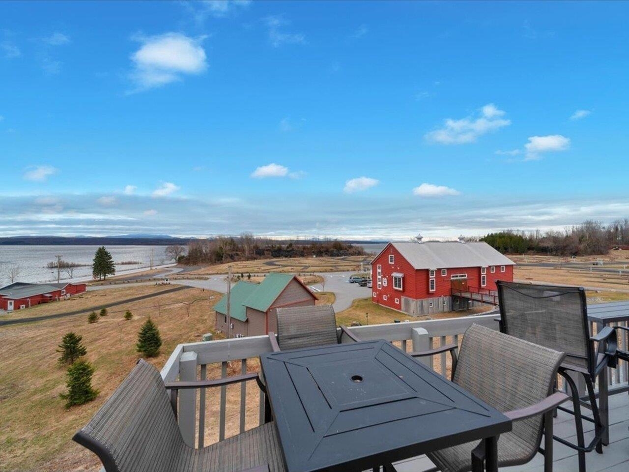 Panoramic lake views!