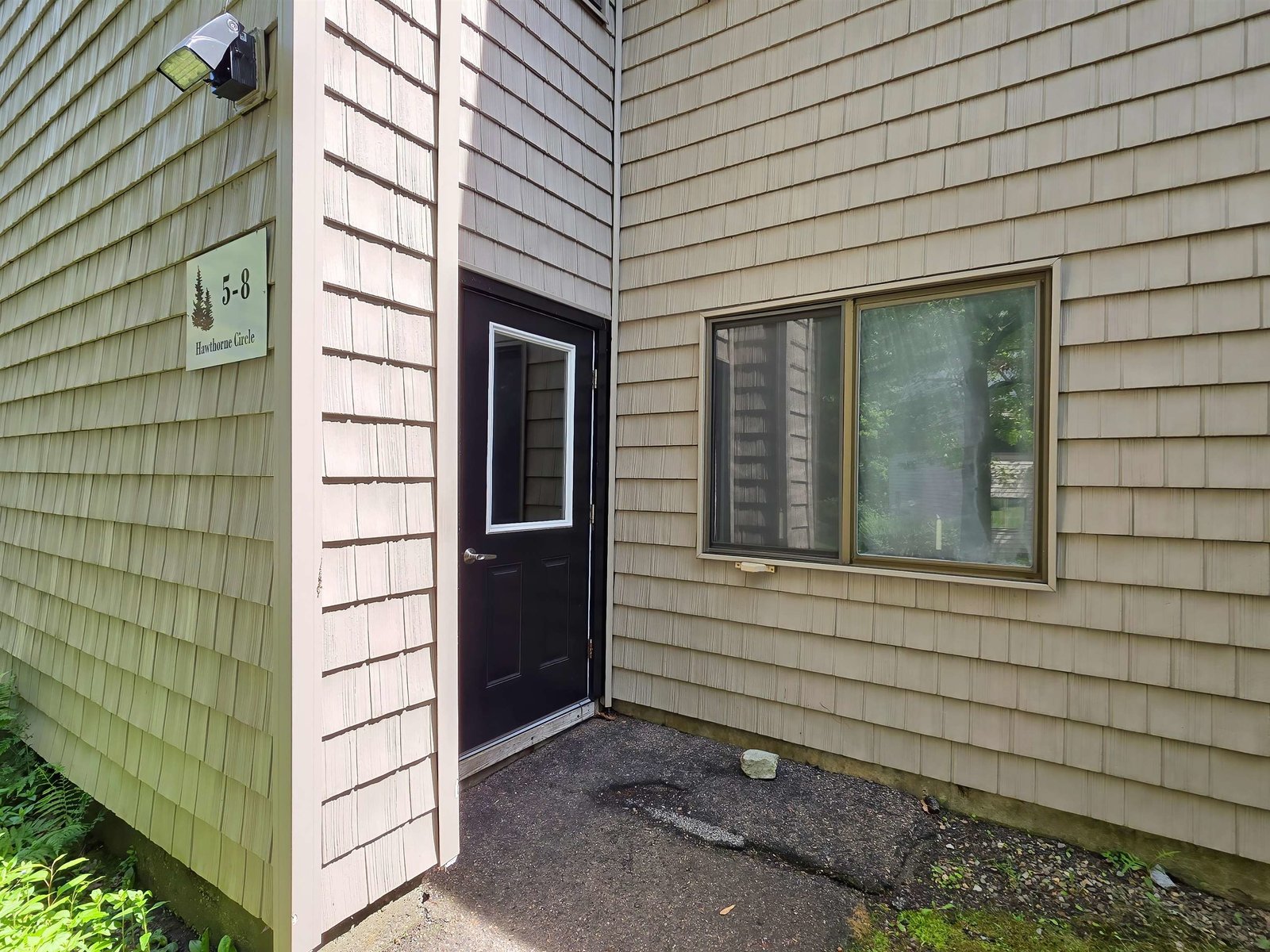 8 Hawthorne Circle