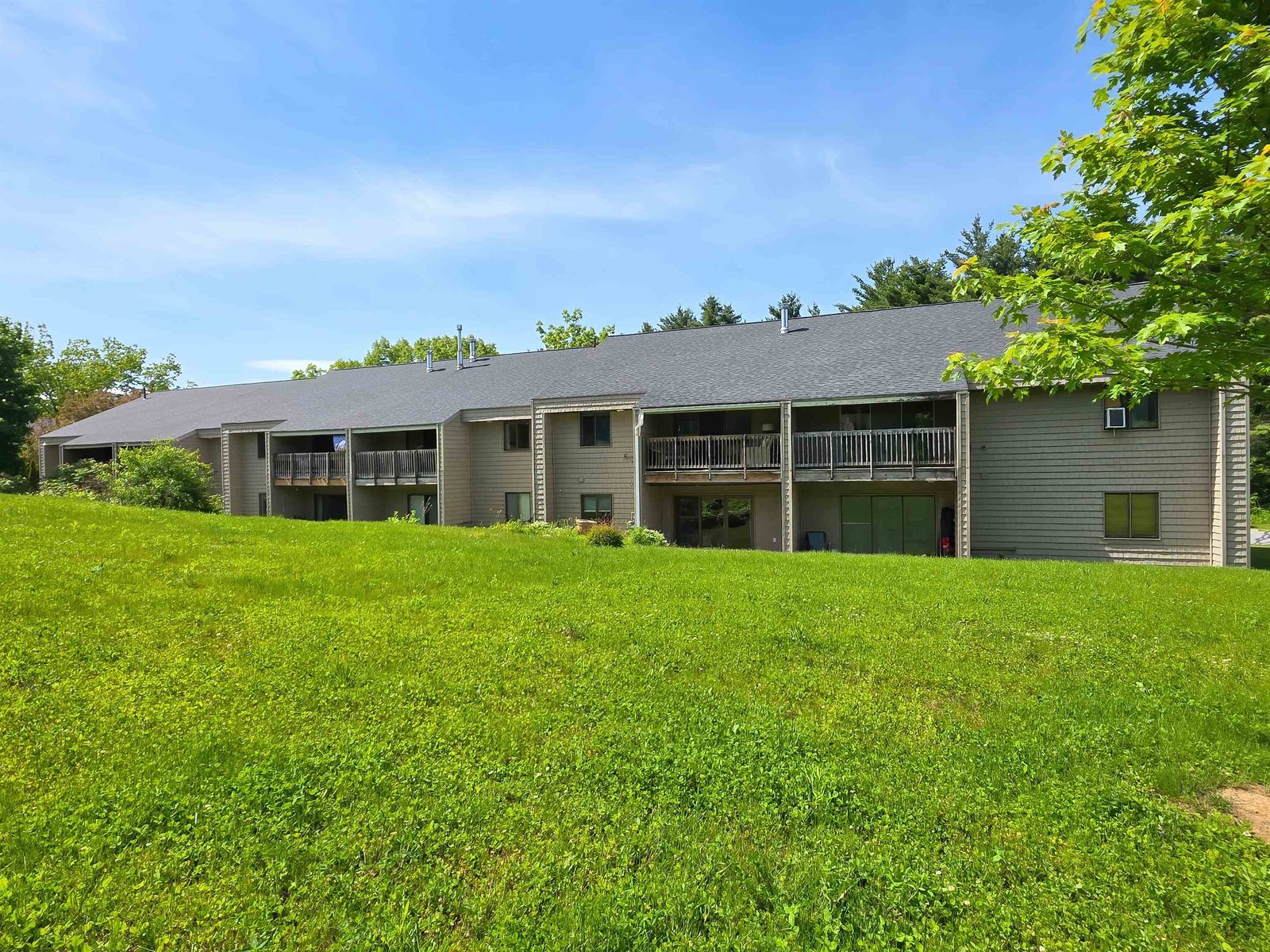 8 Hawthorne Circle