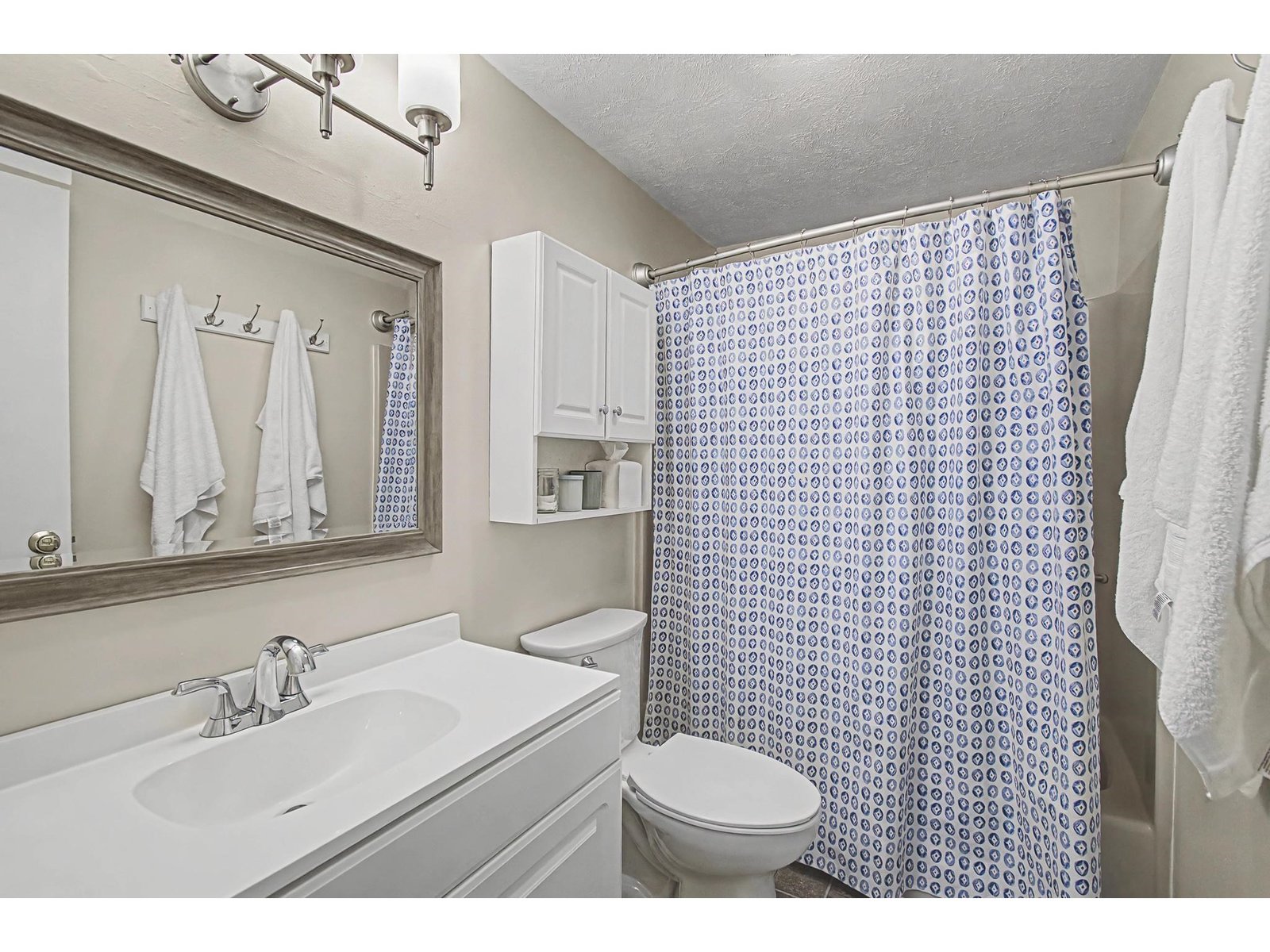 2nd Floor: Full Bathroom