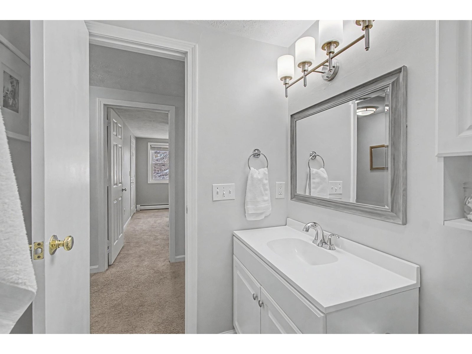 2nd Floor: Full Bathroom