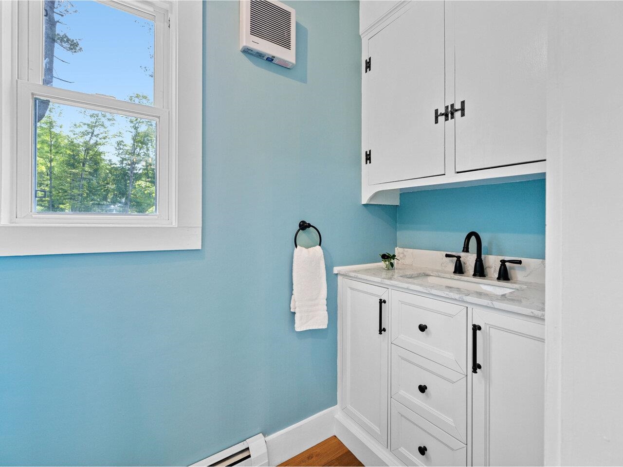 Renovated 1st floor 1/2 bath