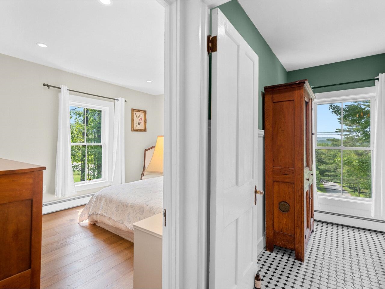 Split view guest/full bath