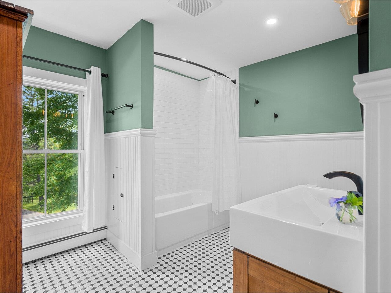 Renovated 2nd floor full bath