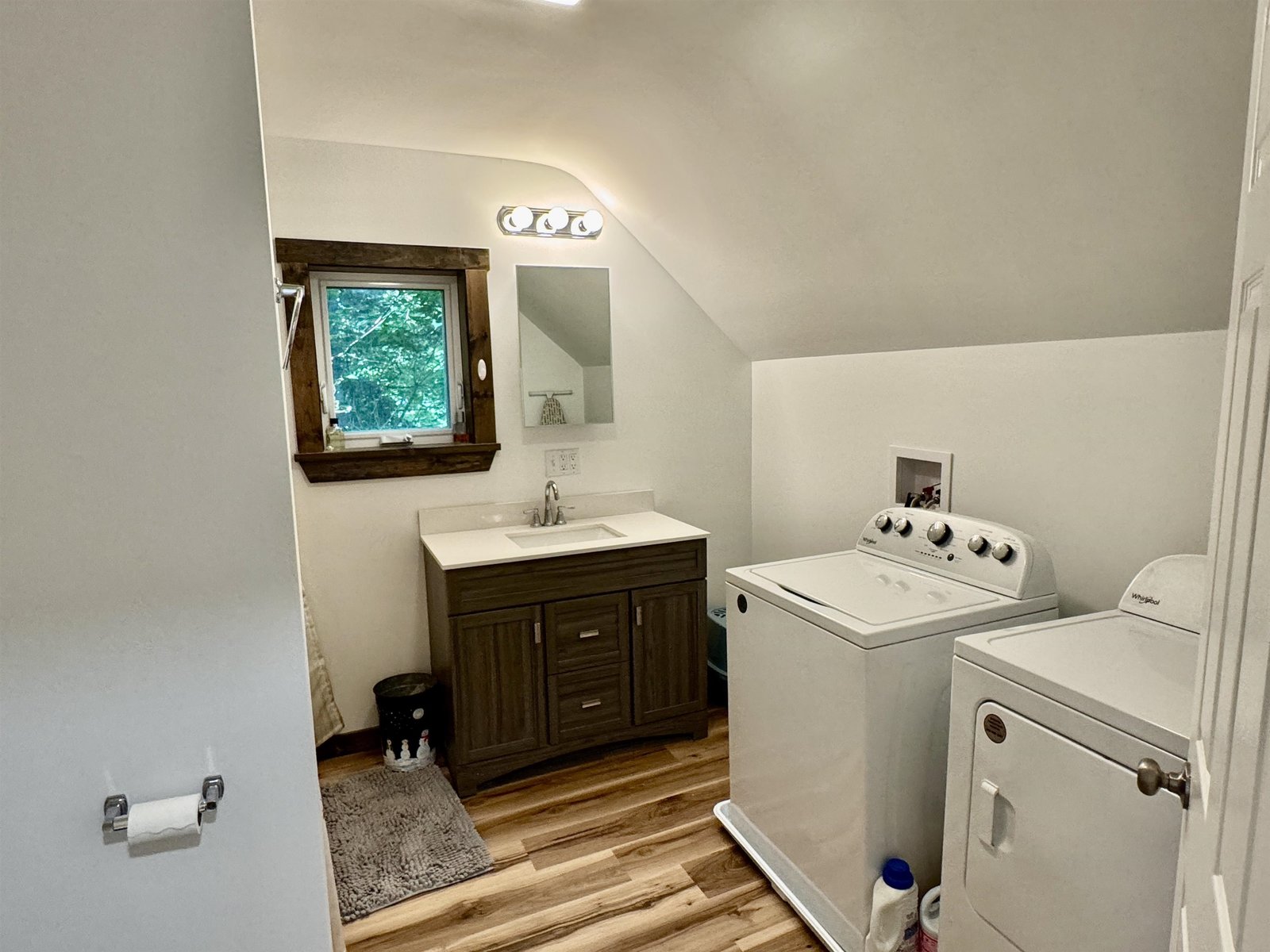 2nd Floor Full Bathroom