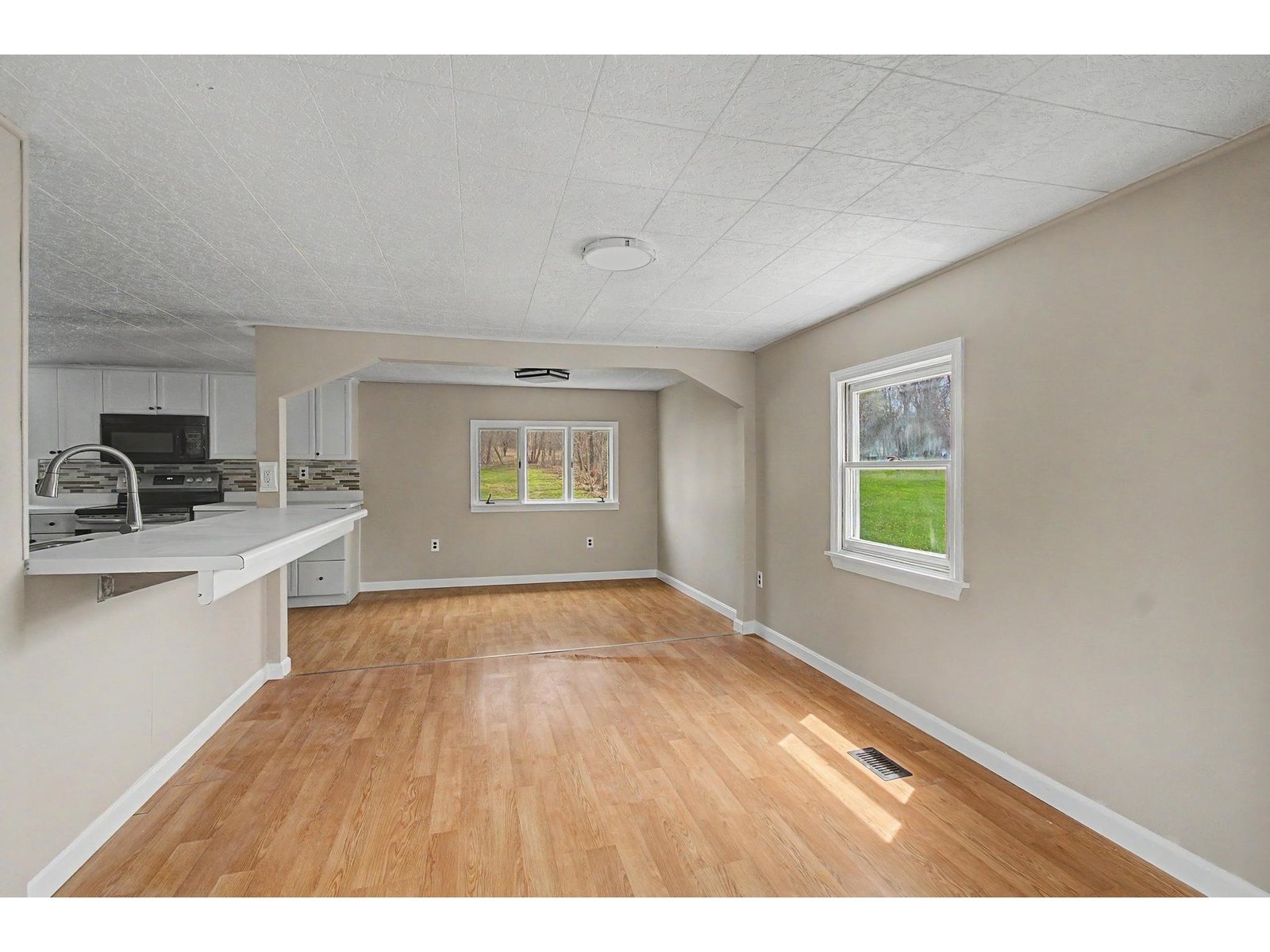 Main Level Dining/Sitting Area