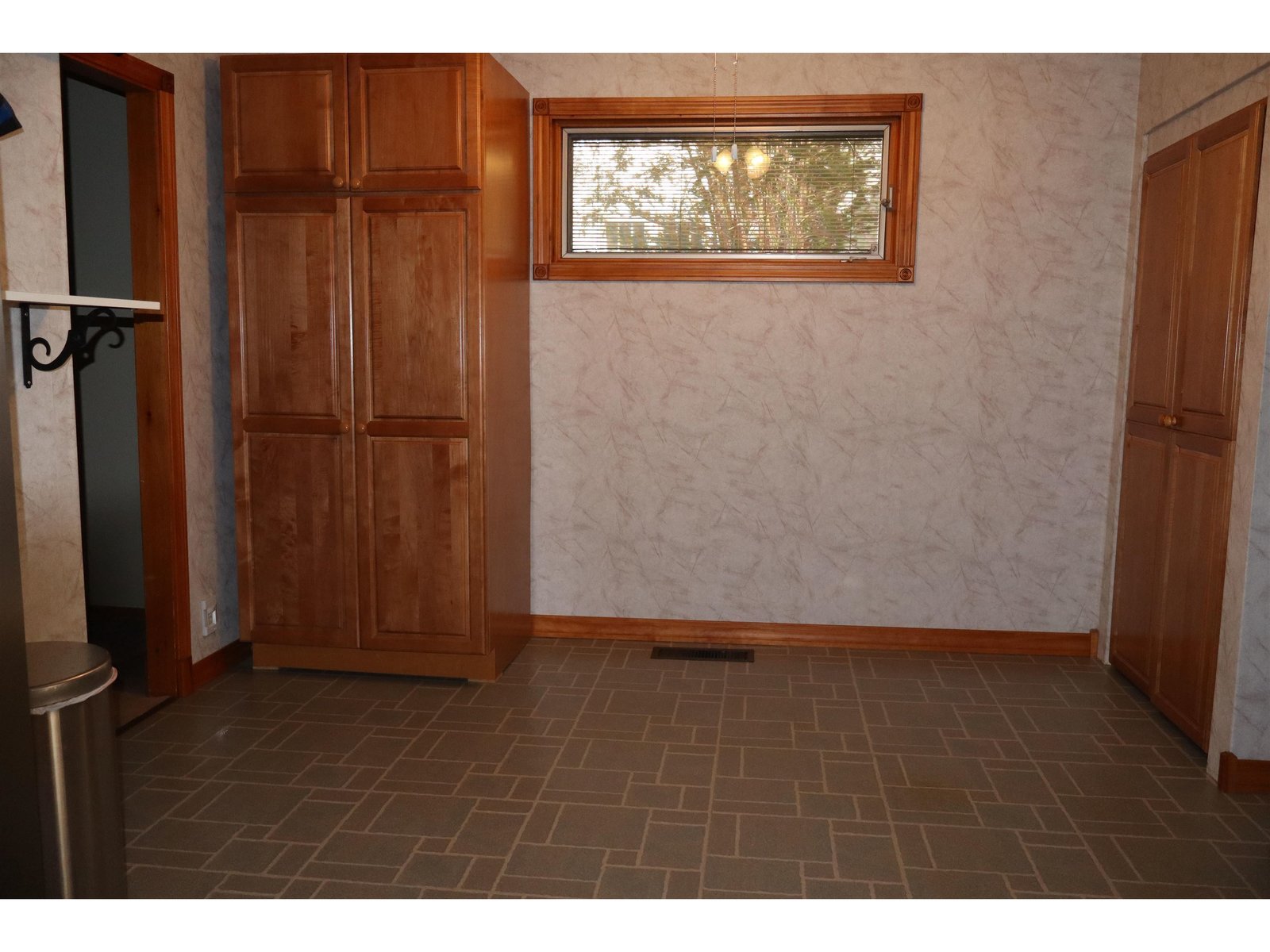 eat-in kitchen