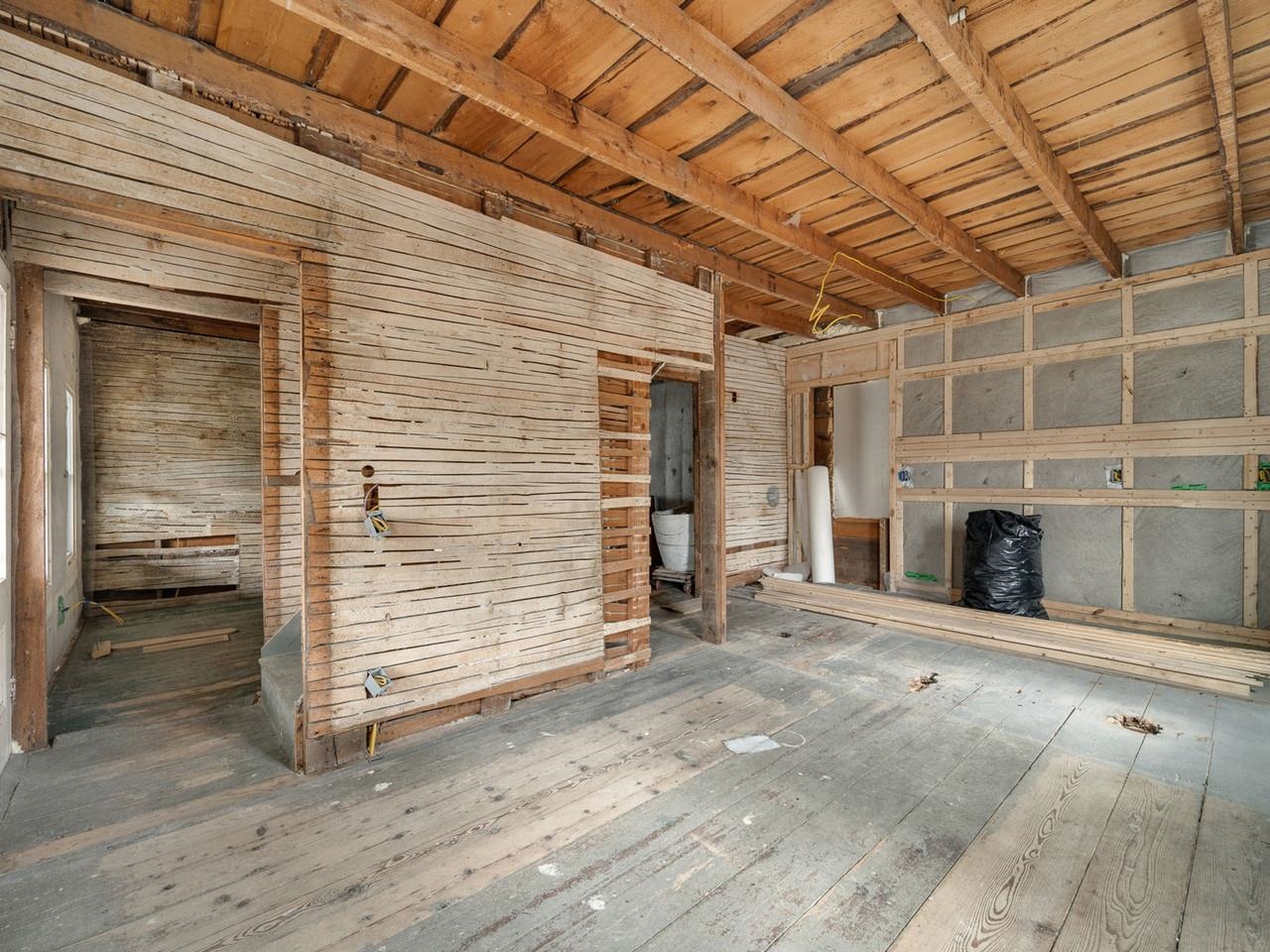 81 East River Road