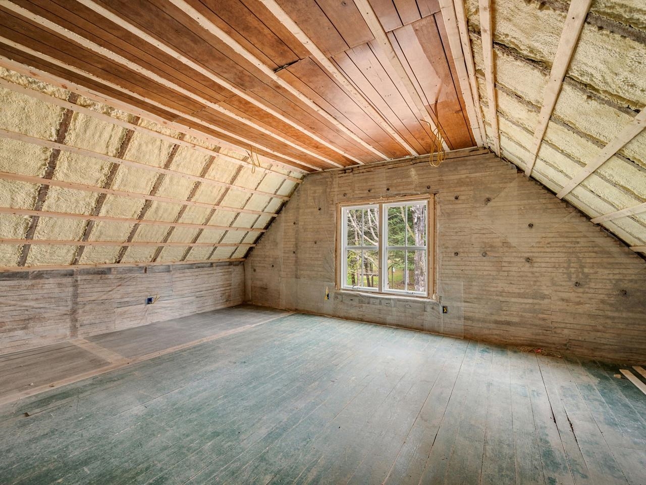 Large bedroom w/lots of light